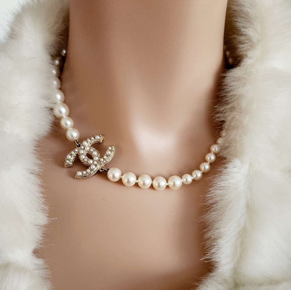 ❌️SOLD DIRECTLY ❌️CHANEL 100th Anniversary Pearl + Charm Necklace - Picture 4 of 16